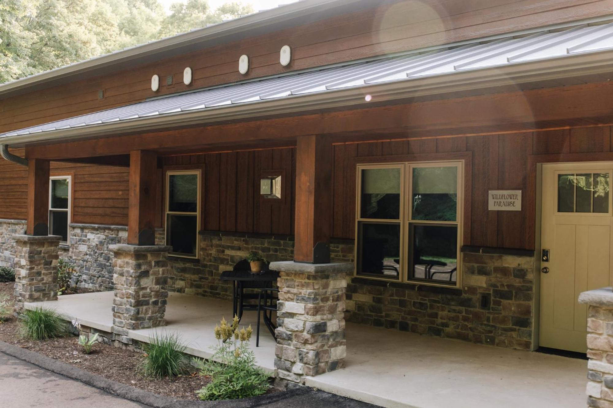 Sojourner'S Lodge & Log Cabin Suites Dundee Exterior photo